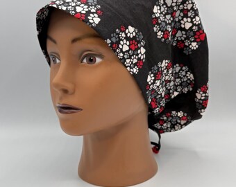 Damen Scrub Cap | Euro-Stil |  Pfotenabdruck Herzen mit verstellbarem Knebelverschluss