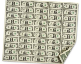Może przedstawiać: Arkusz 100 amerykańskich banknotów jednodolarowych, z portretem George'a Washingtona na każdym banknocie. Banknoty są ułożone w rzędach i kolumnach, a arkusz jest lekko zakrzywiony w prawym dolnym rogu.
