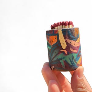 Malowany ręcznie betonowy pojemnik na zapałki z zapalniczką | Kolorowa, miniaturowa dekoracja artystyczna Boho | Mały prezent dla miłośników świec
