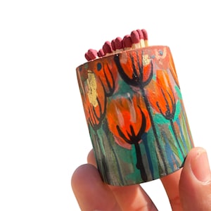 Tulip Garden Malowany ręcznie uchwyt na zapałki | Miniaturowa dekoracja betonowa z wybijakiem | Boho Spring Home Accent