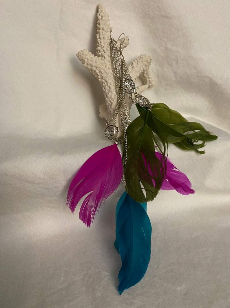 Fuchsia /& Blue Uniquely Stylish and Charming 20cm Silver Chain Dangly Pierce 8 Earrings Hues of Dramatic Green Vintage Long Feather