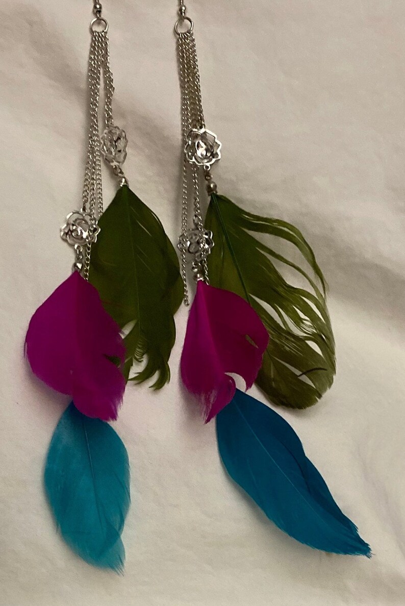 Fuchsia /& Blue Uniquely Stylish and Charming 20cm Silver Chain Dangly Pierce 8 Earrings Hues of Dramatic Green Vintage Long Feather
