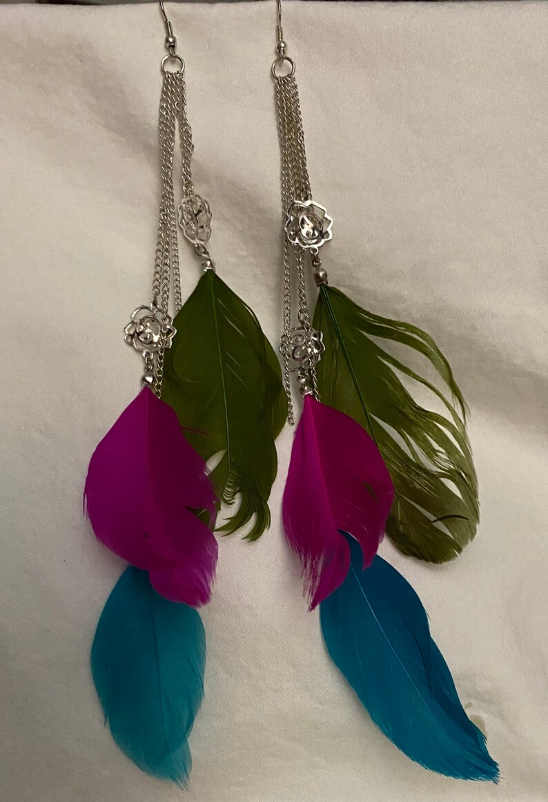 Fuchsia /& Blue Uniquely Stylish and Charming 20cm Silver Chain Dangly Pierce 8 Earrings Hues of Dramatic Green Vintage Long Feather