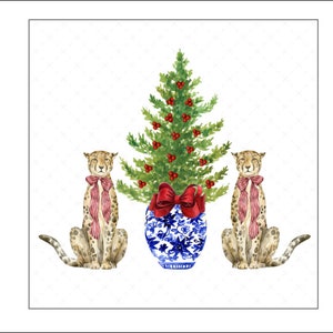 Puede incluir: Dos figuritas de guepardo con lazos a rayas rojas y blancas se sientan a ambos lados de un jarrón de porcelana azul y blanco con un árbol de Navidad verde en su interior. El árbol está decorado con bayas rojas.
