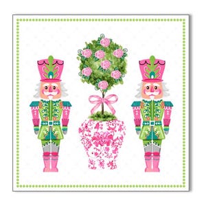 Puede incluir: Dos figuras de cascanueces rosas y verdes se colocan a cada lado de una planta en maceta floral rosa y blanca con una cinta rosa.