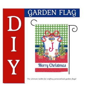Puede incluir: Una bandera de jardín navideña con un fondo a cuadros verdes y blancos. La bandera presenta un lazo rojo, árboles de Navidad, cascanueces y el texto "Merry Christmas". La bandera también tiene la letra "J" en el centro.