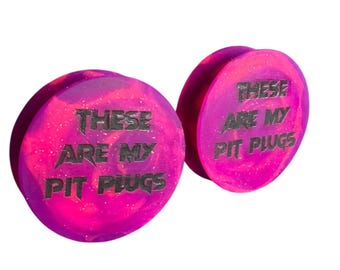 Questi sono i miei dilatatori per il pogo. Dilatatori in silicone fatti a mano su ordinazione, rosa neon e viola neon. Gioielli alternativi per il pogo e i concerti.