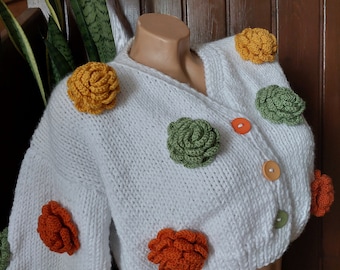 Cárdigan de punto grueso hecho a mano: Chaqueta con estampado de rosas vintage