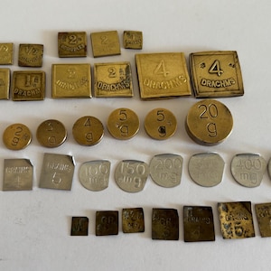 35 antique brass and metal chemist/apothecary/jeweller&#39;s weights