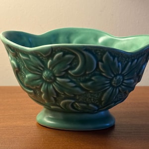 Puede incluir: Un juego de tres tazas de cerámica con un acabado mate moteado. Las tazas son en tonos crema, gris claro y gris oscuro. Cada taza tiene un diseño simple y minimalista, perfecto para café o té.