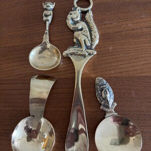 4 vintage small brass items - spoons and shoe horn