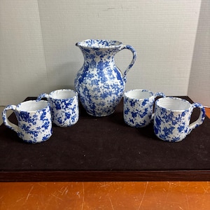 Cerámica de Carolina del Norte, Cerámica A R Cole, Esmalte azul salpicado/esponjado, Jarra con 4 tazas, ¡Piezas firmadas y fechadas por Kenneth George!