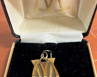 Colgante vintage de McDonald's de los años 80, chapado en oro de 10 quilates con un solo diamante, con 5 años de servicio. ¡Un hallazgo poco común!