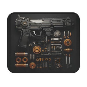 Puede incluir: Imagen de una pistola steampunk negra y dorada desmontada, con sus componentes dispuestos alrededor. Se distinguen engranajes, cañones y otras piezas mecánicas, todo sobre un fondo oscuro.