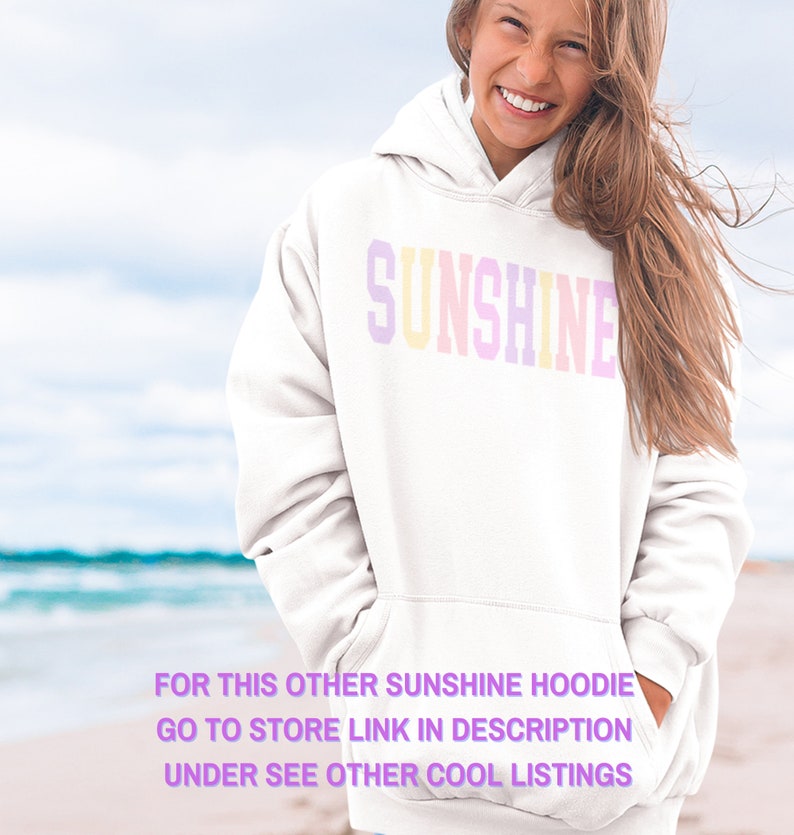 Peut inclure: Sweat-shirt blanc avec le mot "SUNSHINE" en couleurs arc-en-ciel sur le devant. Le texte "FOR THIS OTHER SUNSHINE HOODIE GO TO STORE LINK IN DESCRIPTION UNDER SEE OTHER COOL LISTINGS" est imprim&eacute; sous le graphique.
