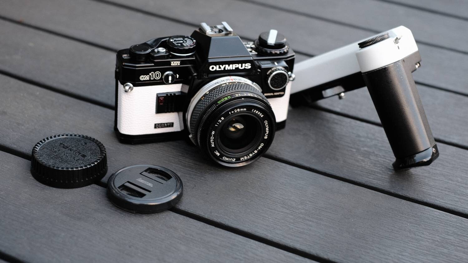 完動品 OLYMPUS OM-10 2機 & レンズ2本 マニュアルアダプタ付 OLYMPUS OM-10 Black Mアダプタアイカップ2 28mmf2.8