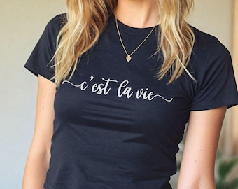C’est la Vie Baby Tee: French Quote Y2K Graphic T-Shirt