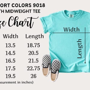 K&ouml;nnte beinhalten: Ein t&uuml;rkisfarbenes Jugend-Midweight-T-Shirt mit einer Gr&ouml;&szlig;entabelle. Die Tabelle listet die Gr&ouml;&szlig;en XS bis XL mit den entsprechenden Breiten- und L&auml;ngenma&szlig;en in Zoll auf. Zwei Paar schwarz-wei&szlig; karierte Slip-on-Schuhe befinden sich unten.