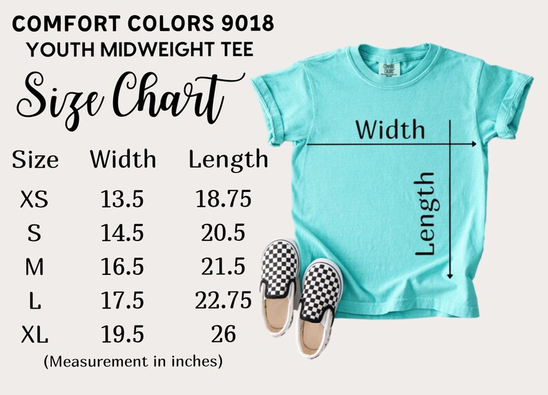 K&ouml;nnte beinhalten: Ein t&uuml;rkisfarbenes Jugend-Midweight-T-Shirt mit einer Gr&ouml;&szlig;entabelle. Die Tabelle listet die Gr&ouml;&szlig;en XS bis XL mit den entsprechenden Breiten- und L&auml;ngenma&szlig;en in Zoll auf. Zwei Paar schwarz-wei&szlig; karierte Slip-on-Schuhe befinden sich unten.