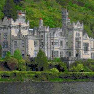 Peut inclure: Un grand bâtiment en pierre grise avec de nombreuses fenêtres et une haute tour. Le bâtiment est entouré d'arbres verts et d'un plan d'eau.