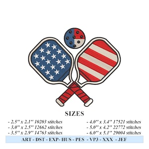 Könnte beinhalten: Zwei gekreuzte Pickleball-Schläger mit amerikanischer Flaggen-Optik. Die Schläger sind rot, weiß und blau. Ein weißer Ball mit schwarzen Markierungen befindet sich über den Schlägern. Der Text "SIZES" befindet sich unter den Schlägern, gefolgt von einer Liste der Größen und Stichzahlen. Der Text "ART - DST - EXP - HUS - PES - VP3 - XXX - JEF" befindet sich unter der Größenliste.