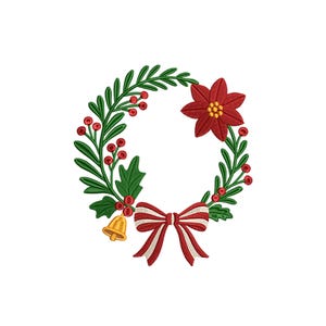 Pode incluir: Grinalda de Natal bordada com folhas verdes, bagas vermelhas e uma flor de poinsétia vermelha. Um sino dourado e um laço listrado vermelho e branco completam o design festivo.