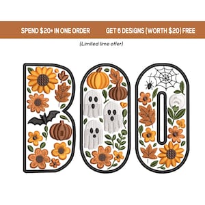 Puede incluir: Diseño bordado con temática de Halloween que deletrea "BOO" con un contorno negro. La "B" presenta un girasol, un murciélago, una calabaza y hojas de otoño. La "O" tiene tres figuras de fantasmas y calabazas. La segunda "O" tiene una telaraña, flores y hojas.