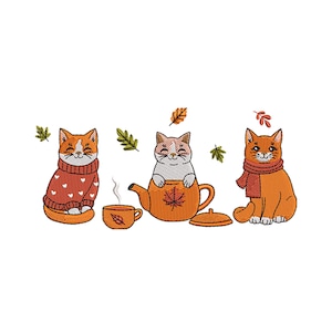 Pode incluir: Um design bordado com três gatos de desenho animado com tema de outono. Um gato usa um suéter, outro está sentado em uma chaleira e o terceiro usa um cachecol. Uma xícara de chá e folhas caindo completam o design, tudo em tons quentes de laranja e marrom.