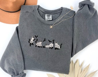 Sweat-shirt d'Halloween brodé de chats fantômes, couleurs confort, chats fantômes, chat brodé fantôme ras du cou, chauves-souris et chats fantômes, fabriqué aux États-Unis