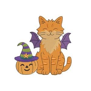 Puede incluir: Un gato naranja con alas de murciélago moradas está sentado junto a una calabaza sonriente que lleva un sombrero de bruja. El sombrero es morado con rayas verdes y una estrella dorada. El gato tiene una expresión feliz.
