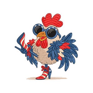 Op de afbeelding: Een geborduurd ontwerp van een kip met een blauwe zonnebril met witte sterren, een rode kam en een gele snavel. De kip houdt een rood-wit-blauw gestreepte schoen met hoge hak vast en draagt een bijpassende schoen aan de voet met een rode strik.