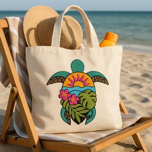 Könnte beinhalten: Eine cremefarbene Tragetasche mit einem farbenfrohen Schildkröten-Design. Die Schildkröte zeigt einen Sonnenuntergang, das Meer und tropische Blumen. Ein Strohhut und Sonnencreme befinden sich in der Tasche, die auf einem Strandstuhl liegt.