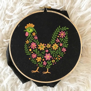 Floral Chicken Embroidery Design – Country Hen Machine Embroidery File – Farmhouse Spring Summer Digital Download – Rustic Barnyard Pattern