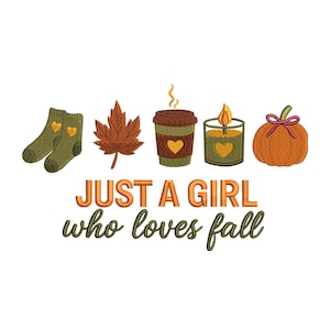 Może przedstawiać: Haftowany wzór z elementami jesiennymi: skarpetki, liść, filiżanka kawy, świeca i dynia. Tekst "JUST A GIRL who loves fall" jest wyświetlany w kolorze pomarańczowym i zielonym.