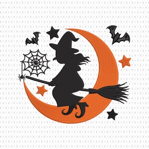 Puede incluir: Una silueta negra de una bruja volando en una escoba sobre una luna creciente. La luna es naranja y hay estrellas y murciélagos alrededor de la bruja.