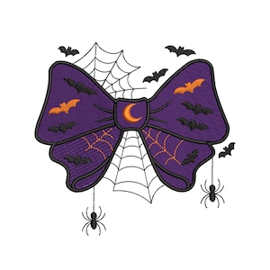 Puede incluir: Un lazo morado con murciélagos naranjas y una luna creciente en el centro. Un diseño de telaraña está detrás del lazo, con arañas colgando debajo. Murciélagos negros están dispersos alrededor del lazo, creando un tema de Halloween.