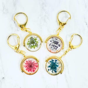 Llavero giratorio personalizado con inicial, flor y copos dorados: regalo para maestra, amiga, dama de honor, joya.