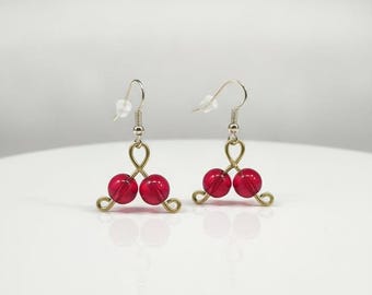 Pendientes colgantes de cereza con alambre dorado y cuentas rojas
