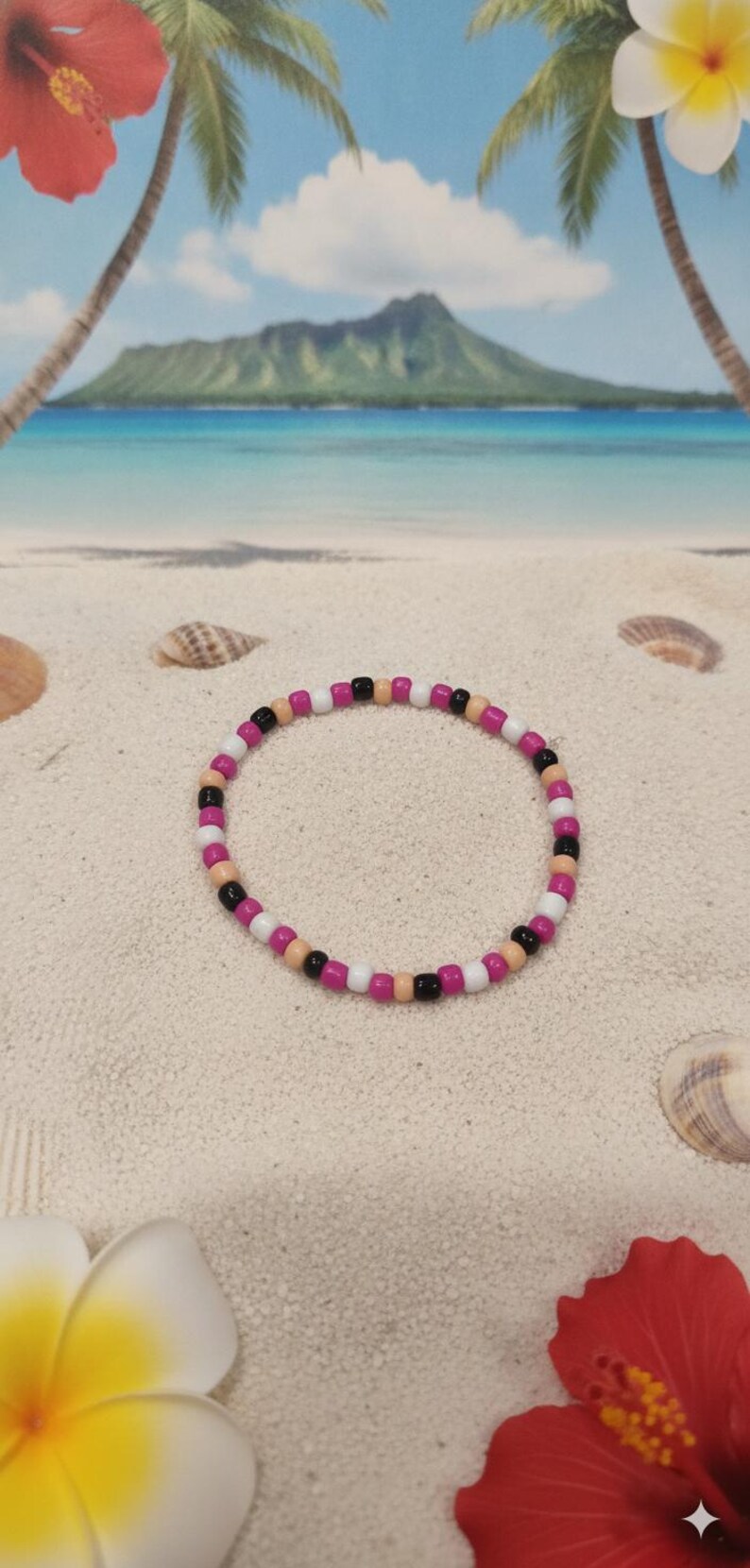 Puede incluir: Una pulsera circular de cuentas con un patr&oacute;n repetitivo de peque&ntilde;as cuentas esf&eacute;ricas y lisas en colores alternos negro, blanco, magenta y bronceado claro. La pulsera presenta un dise&ntilde;o sencillo de una sola hebra sin cierre visible.