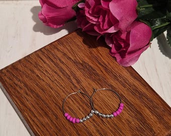 Pendientes de aro hechos a mano con cuentas rosas y plateadas