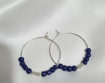 Pendientes de aro con cuentas azul oscuro y plateadas