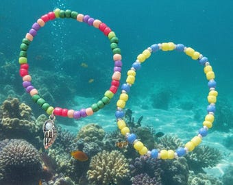 Conjunto de dos pulseras con temática de La Sirenita, con varios colores que representan a (Ariel) y (Flounder).