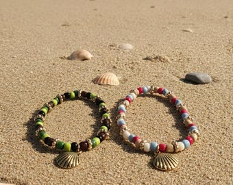 Conjunto de pulseras de cuentas inspiradas en Moana, compuesto por cuentas multicolores, alambre elástico y dijes de concha dorada (Moana) y (Maui).