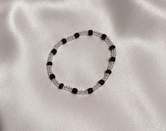 Pulsera elástica hecha a mano con cuentas negras y transparentes