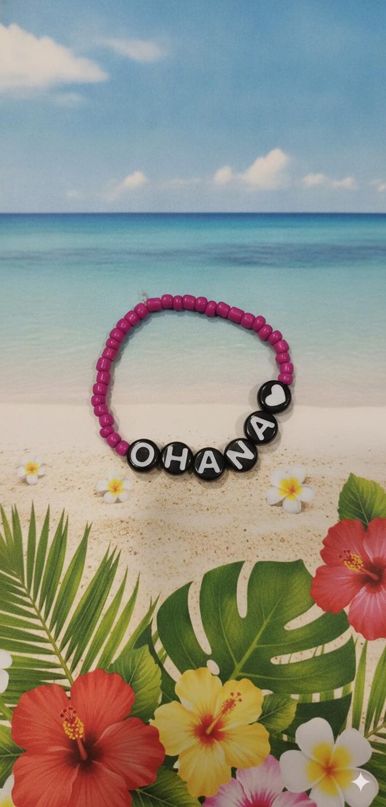 Puede incluir: Una pulsera circular hecha de peque&ntilde;as cuentas de color magenta brillante. La pulsera presenta cuentas negras, redondas y planas con letras blancas que forman la palabra OHANA, seguidas de una cuenta con forma de coraz&oacute;n blanco al final.