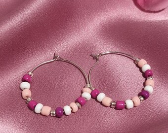 Pendientes de aro de plata hechos a mano con cuentas en rosa brillante, rosa oscuro y blanco.