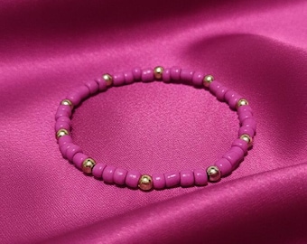 Preciosa pulsera elástica hecha a mano con cuentas rosas y doradas