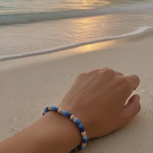 Conjunto de 3 pulseras de cuentas hechas a mano de Stitch que incluye pulseras de Lilo en rosa, blanco y negro, y pulseras de Stitch y Ohana en varios tonos de azul. imagen 3