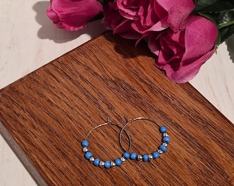 Pendientes de aro hechos a mano con cuentas azules y plata.