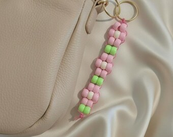 Llavero de cuentas de pony con flores de color rosa brillante, verde y crema, hecho a mano.